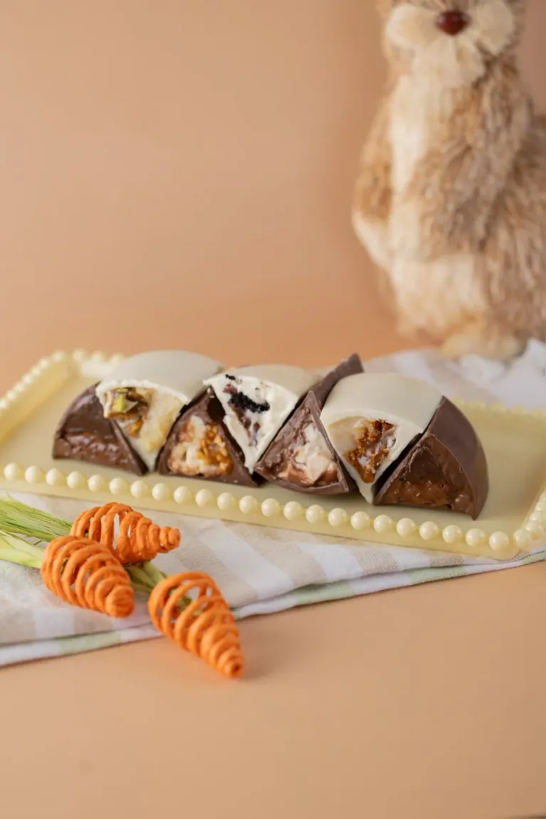 Depois da febre do morango do amor no universo dos doces, o ovo em fatias desponta como tendência da Páscoa neste ano.