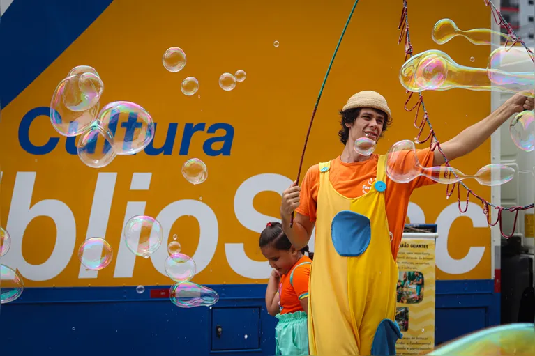 Estação de bolhas de sabão e o cortejo circense de brincantes, previsto para 12h30.