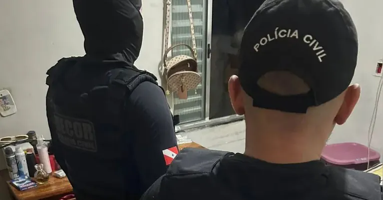 Polícia Civil cumpre mandado de busca e apreensão em residência durante a Operação Origo, que investiga organização criminosa com atuação interestadual.