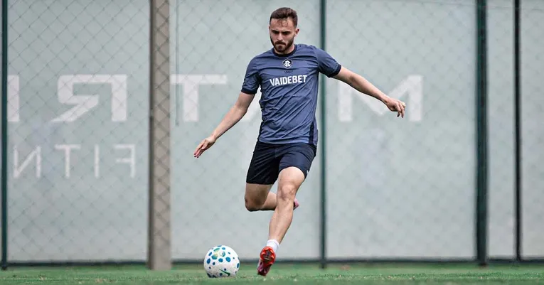 Poveda marcou gol nos últimos três jogos