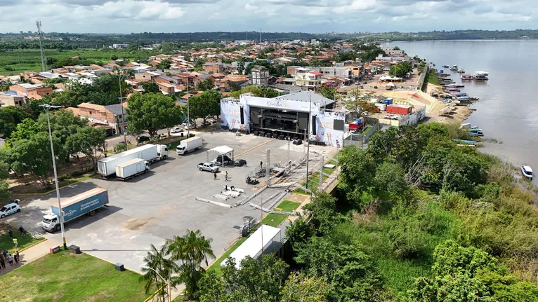 A estrutura já está montada para receber o público a partir das 20h.