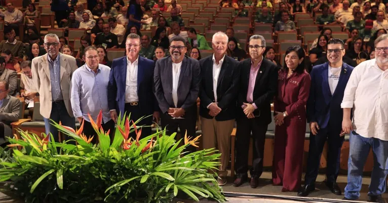 O evento é realizado pelo Sistema OCB Pará, presidido por Ernandes Rayol (o quarto a partir da esquerda).