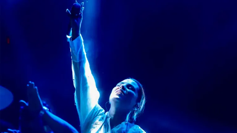 O show de Aline Barros representou um resgate emocional, conectando gerações em torno da música cristã.