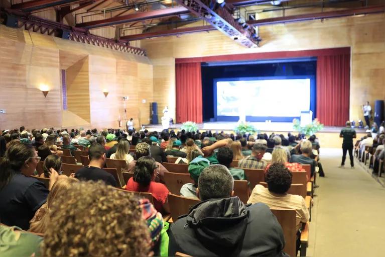 Um grande público compareceu à abertura do evento.