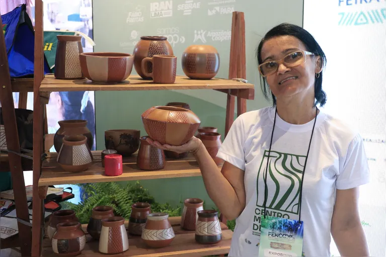 Francisca de Souza, da cooperativa Mulheres de Barro, destaca a importância do evento.