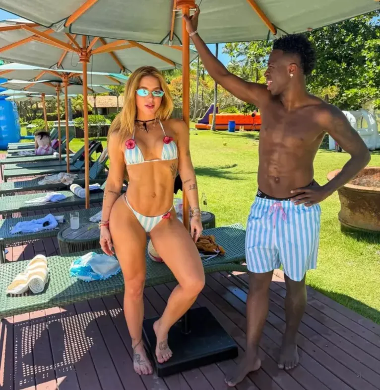 Em clima de fim de semana e romance, o casal posa para foto em Trancoso, na Bahia.