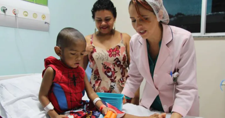 A presença dos pais é essencial para dar força, segurança e esperança às crianças durante o tratamento.