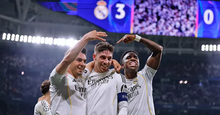 Uruguaio (centro) poderia ter feito o quarto, mas não quis bater o pênalti e viu Vinícius perder