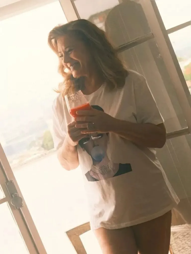 Vera Fischer posa em ensaio sensual e celebra a vida nas redes sociais