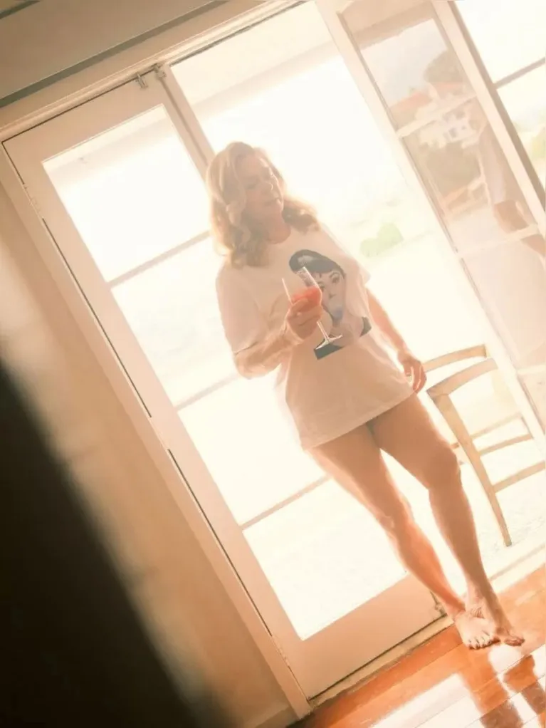 Vera Fischer posa em ensaio sensual e celebra a vida nas redes sociais.