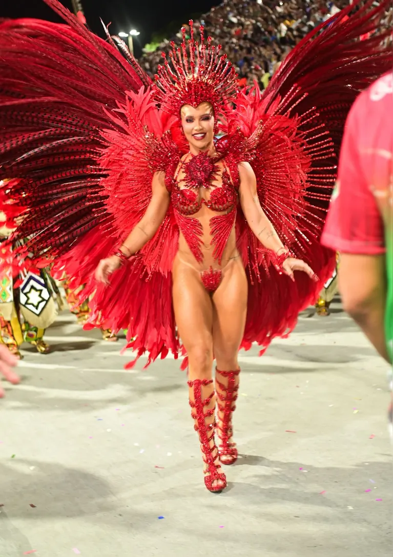 Perrengue na avenida: tapa-sexo de Virginia solta durante desfile