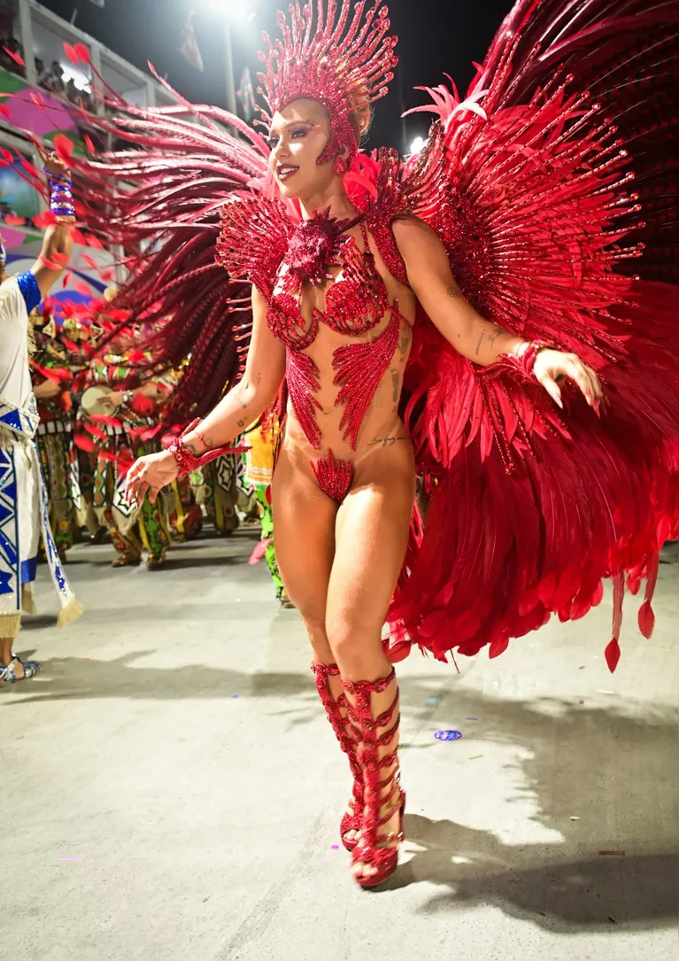 Perrengue na avenida: tapa-sexo de Virginia solta durante desfile