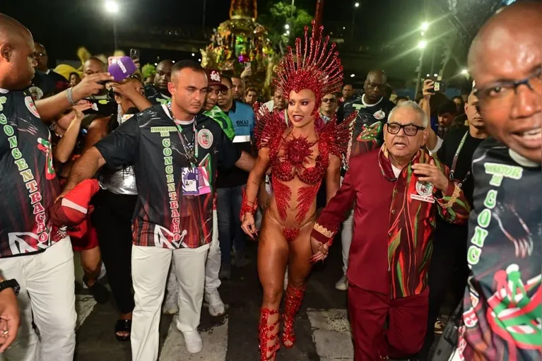 Perrengue na avenida: tapa-sexo de Virginia solta durante desfile