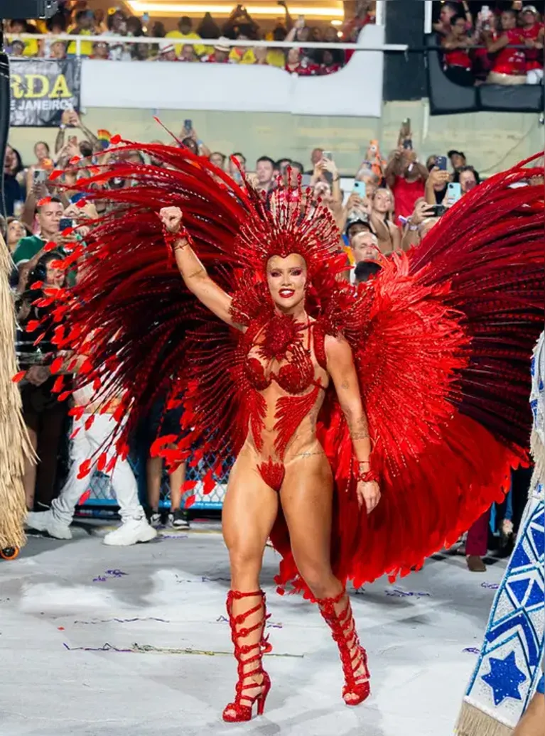 Perrengue na avenida: tapa-sexo de Virginia solta durante desfile