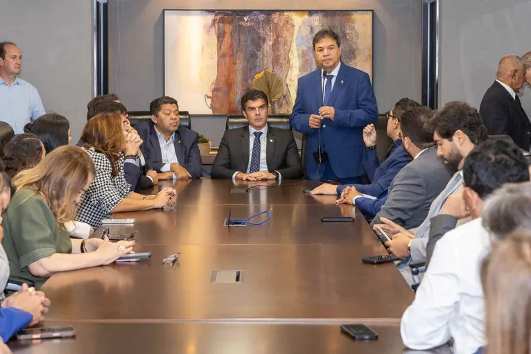 O chefe do Poder Executivo se reuniu com os deputados na sala Vip para agradecer a todos os 41 parlamentares