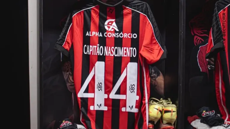 Camisa com o nome do personagem Capitão Nascimento, interpretado por Wagner Moura em Tropa de Elite, no vestiário do Vitória.