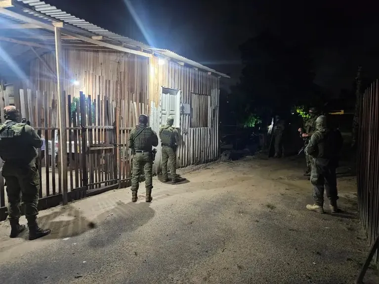 De acordo com a Polícia Civil, as prisões ocorreram em cumprimento aos mandados judiciais expedidos pela Justiça.