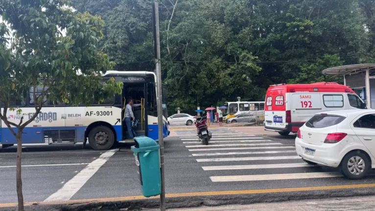 Motociclista foi socorrida pelo Samu após ser atingida por ônibus no cruzamento da avenida Almirante Barroso com a travessa Lomas Valentinas, em Belém.
