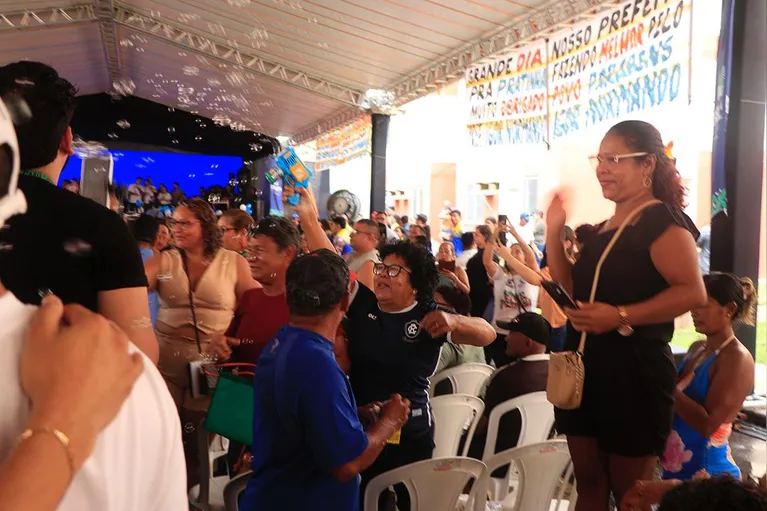 Famílias beneficiadas e moradores comparecem em grande número à cerimônia de entrega de apartamentos do programa Minha Casa, Minha Vida no Residencial Viver Pratinha, em Belém.