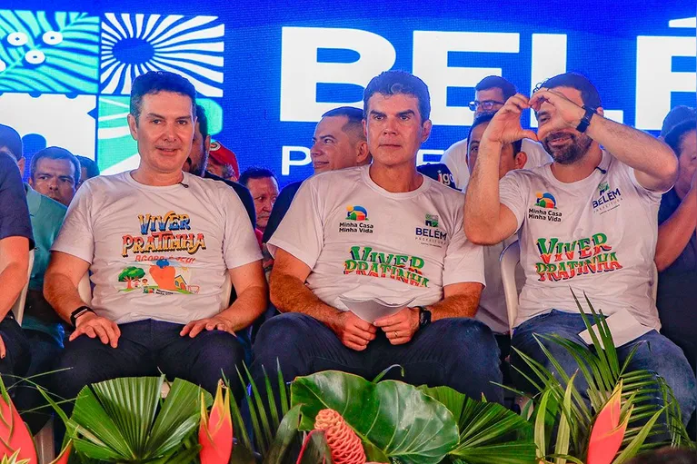 O ministro das Cidades, Jader Filho, o governador do Pará, Hélder Barbalho, e o prefeito de Belém, Igor Normando, durante a cerimônia de entrega de apartamentos do programa Minha Casa, Minha Vida no Residencial Viver Pratinha.