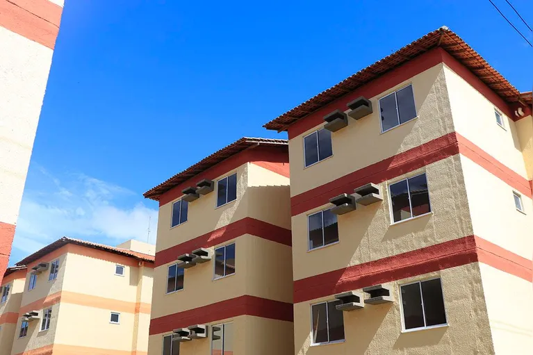 Os apartamentos do Residencial Viver Pratinha contam com sala, cozinha integrada, dois quartos e banheiro, garantindo mais conforto às famílias atendidas pelo programa Minha Casa, Minha Vida.