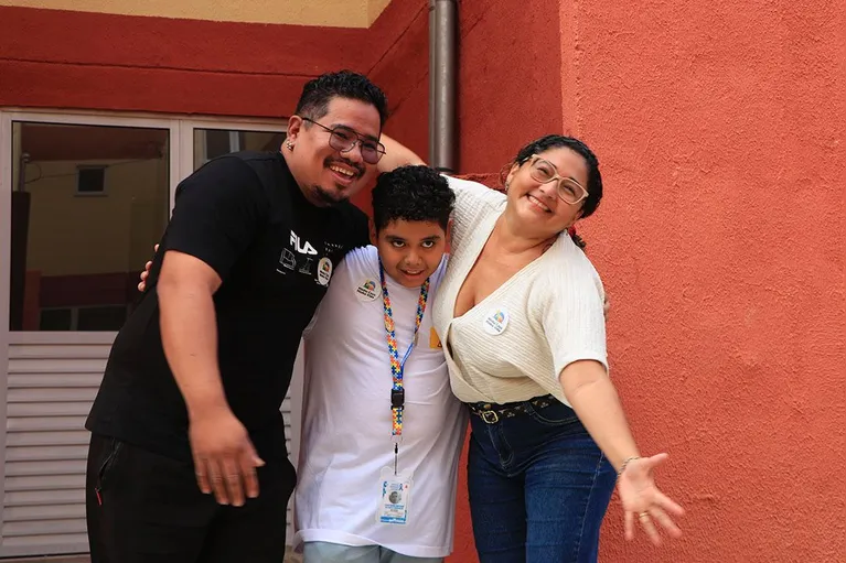 A família Yamaguchi - Luiz, Maíra e o pequeno Pietro - celebra a conquista da casa própria após receber as chaves do novo apartamento no Residencial Viver Pratinha.