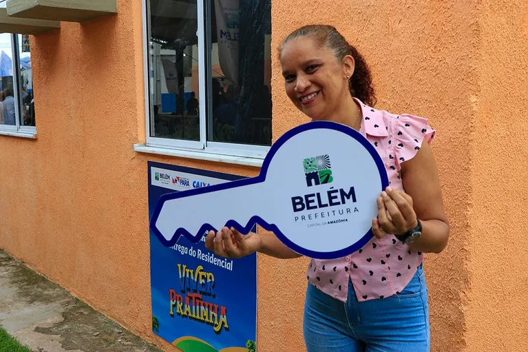 Moradora exibe a chave simbólica durante a cerimônia de entrega dos apartamentos do programa Minha Casa, Minha Vida no Residencial Viver Pratinha, em Belém.