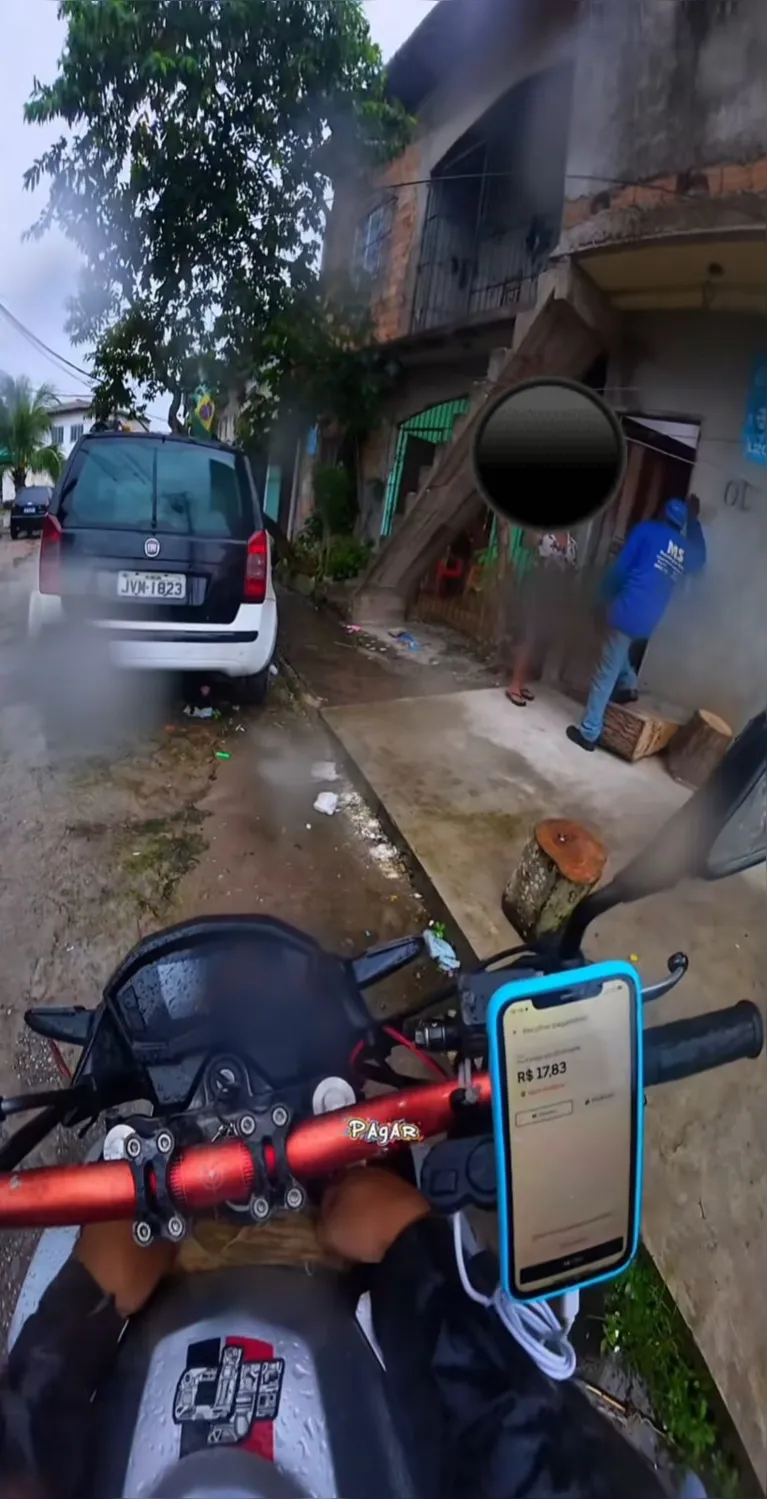 Vídeo: motociclista expõe passageira por calote de R$ 17