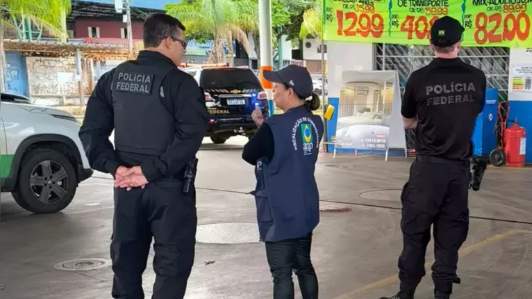 Agentes realizam fiscalização em postos durante a Operação Vem Diesel, que investiga aumentos abusivos no preço dos combustíveis.