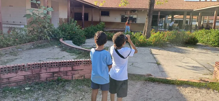 Pássaros em vida livre ensinam a crianças o amor pela natureza