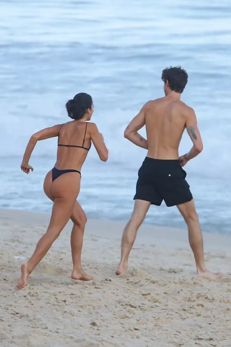 Shawn Mendes e Bruna Marquezine são flagrados em momento íntimo