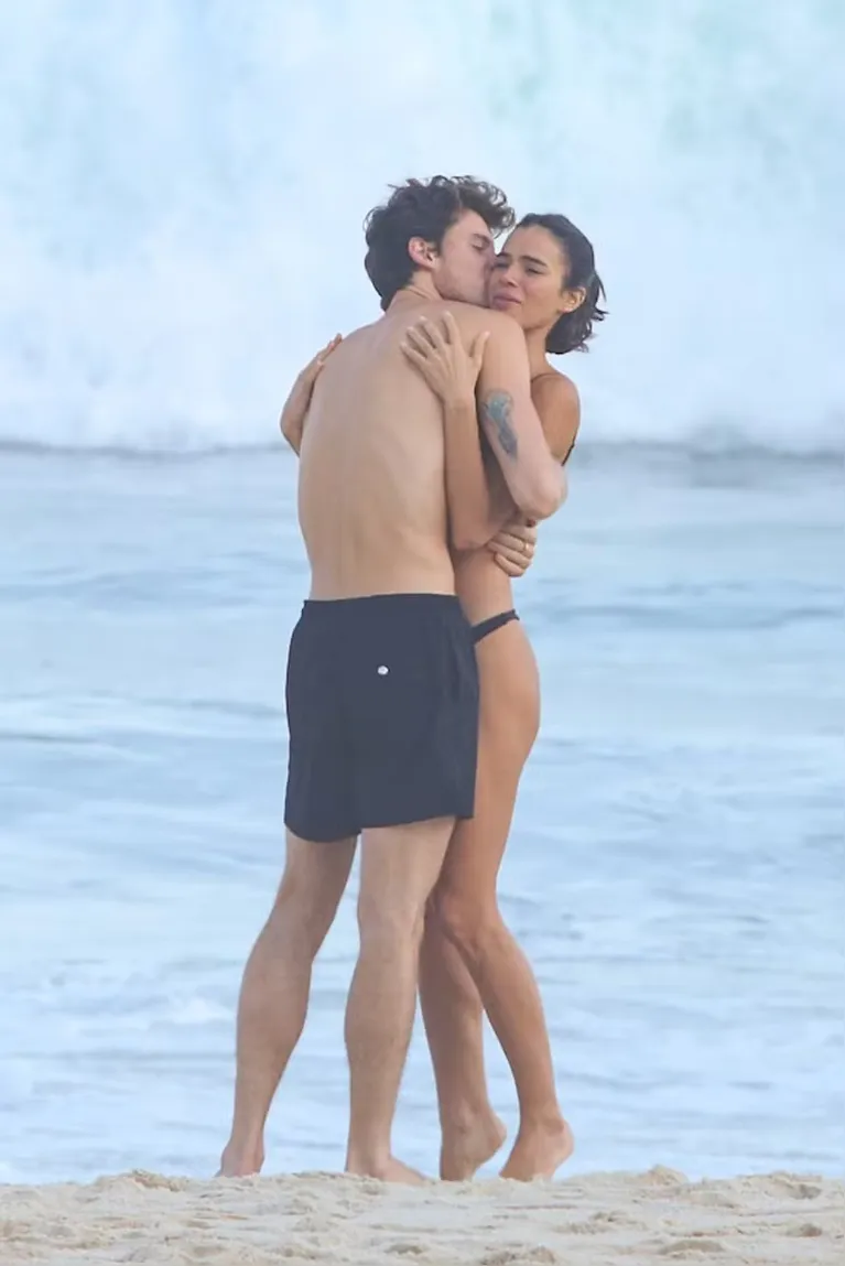 Shawn Mendes e Bruna Marquezine são flagrados em momento íntimo