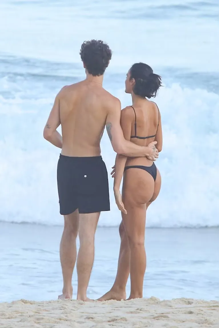 Shawn Mendes e Bruna Marquezine são flagrados em momento íntimo