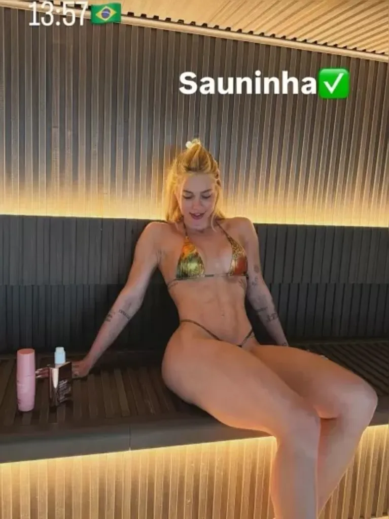 Virginia exibe microbiquíni em sauna durante viagem a Madri