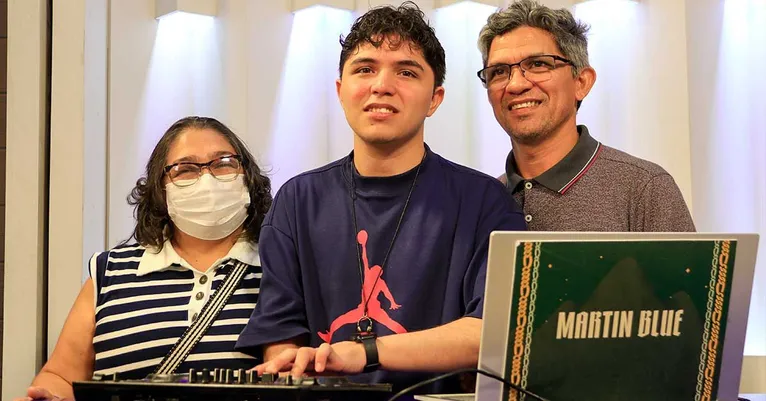 MartinBlue acompanhado dos pais, Nilde Azevedo e José Afonso