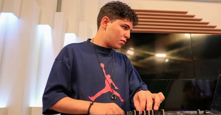 “Sempre gostei de música eletrônica. O Alok me inspira porque é um cara gentil e muito profissional”, contou.