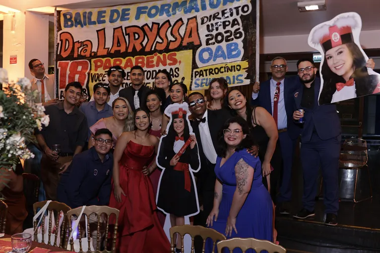 Pais emocionam com homenagem criativa à filha formada em Belém