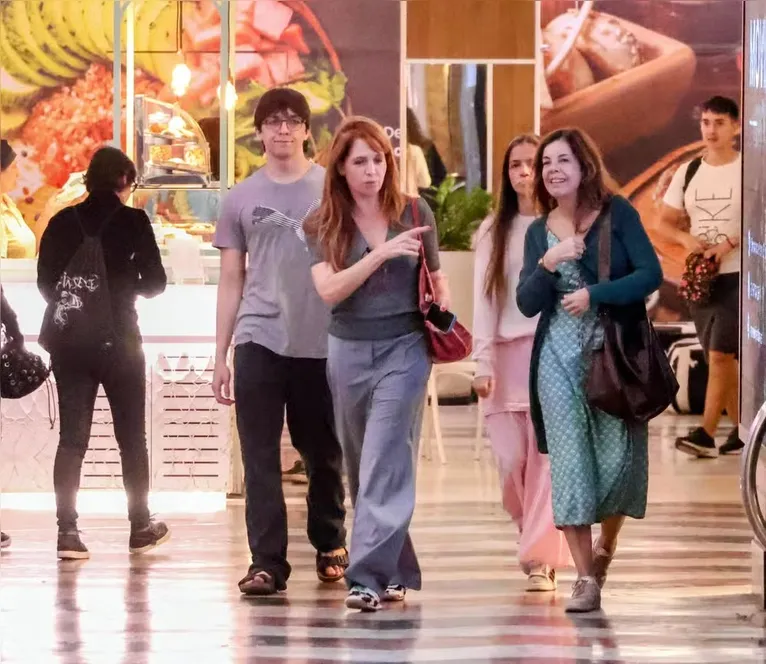 Poliana Abritta faz aparição raríssima com os filhos no Rio