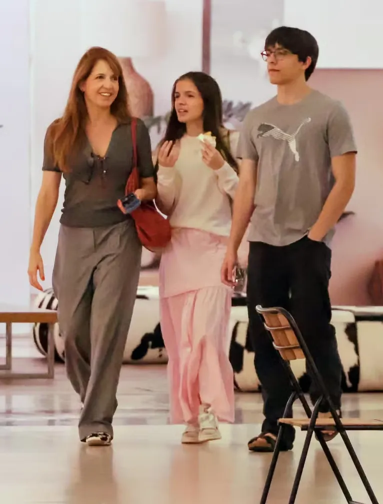 Poliana Abritta faz aparição raríssima com os filhos no Rio