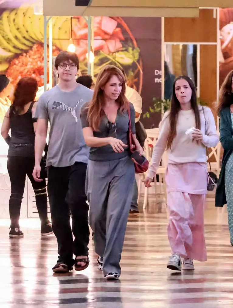 Poliana Abritta faz aparição raríssima com os filhos no Rio