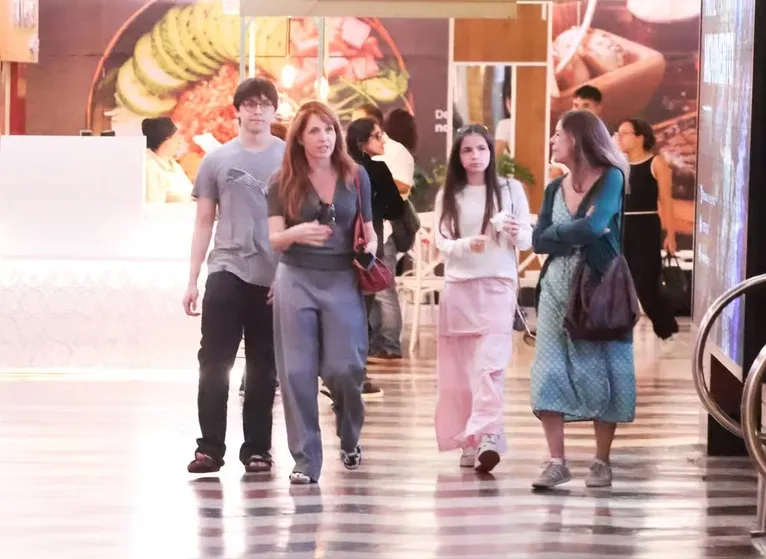 Poliana Abritta faz aparição raríssima com os filhos no Rio