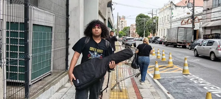 O fã Gabriel Pães estava na porta do hotel.
