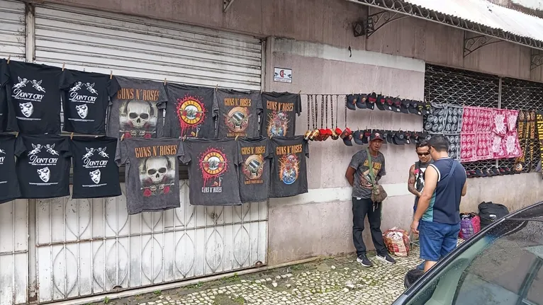 Fãs fazem vigília na porta de hotel à espera do Guns N’ Roses em Belém