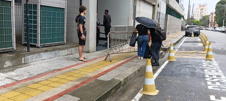 Fãs fazem vigília na porta de hotel à espera do Guns N’ Roses em Belém