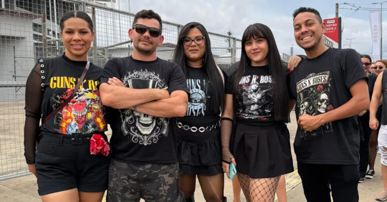 Cardoso (de braço cruzado) e amigos