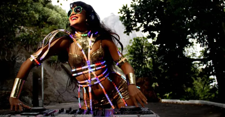 Élida como DJ Lady Green