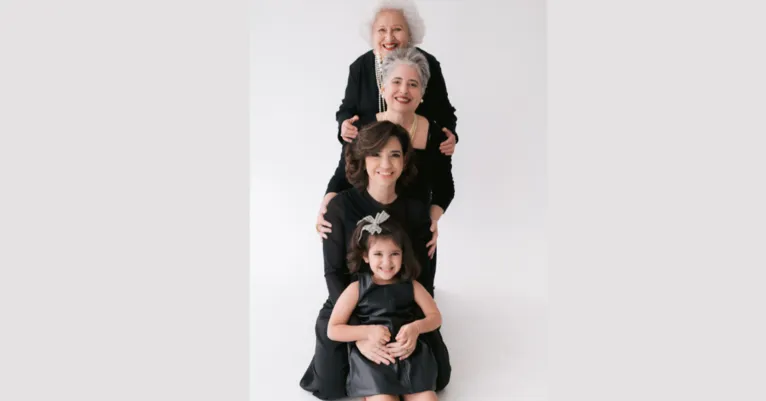 Edila Emília, de 91 anos, Edila Porto, Manuella Porto e a pequena Emilia representam quatro gerações unidas pelo amor, pela maternidade e por um legado que atravessa o tempo.
