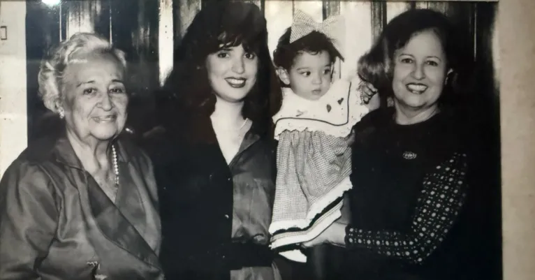 Da esquerda para a direita: avó de Edila, Edila, Manuella no colo e Edila Emília, mãe de Edila.