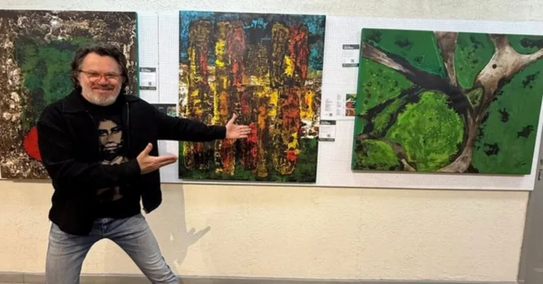 Nascido em Capanema (PA), o artista visual Jó Sales apresenta em Belém a nova temporada da exposição Amazônia Violada, que reúne obras inéditas sobre memória, ancestralidade e resistência amazônica.