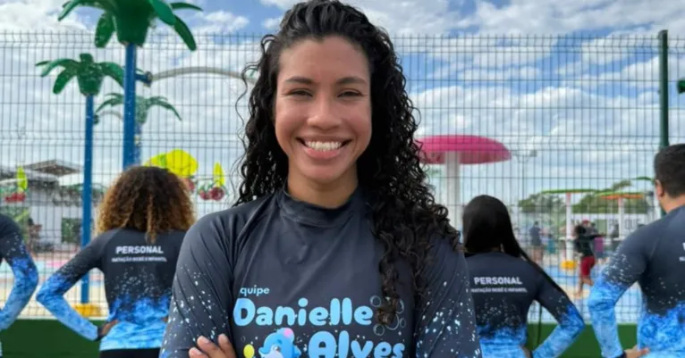 Professora de natação infantil Letícia Moraes